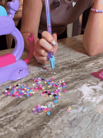 Kurze Bewegungsdemonstration: Perlen mit dem Stift aufnehmen und ein Armband gestalten.