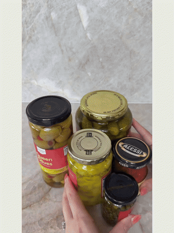 Adjusting the opener, securing the jaws and turning a jar lid
